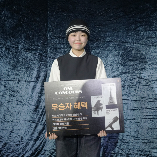 싱어송라이터 코요. (사진=민트페이퍼 제공)