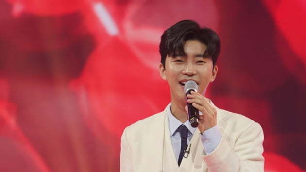 1차 투표에서는 임영웅이 2017년 발표한 앨범 ‘뭣이 중헌디’의 수록곡 ‘따라 따라’가 전체 1위를 차지했다. (사진=TV조선)