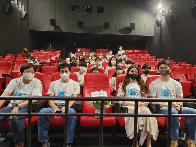 사진의 맨 앞 줄 왼쪽부터 가습기살균제 피해자 추준영, 이재성, 故 안은주, 손아영(故 안은주님 자녀), 소재원 작가. (사진=소재원 작가 제공)