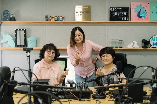 노원FM 소식지 낭독 프로그램 구성원. (좌측부터 황명희, 이태경, 우귀옥 활동가)