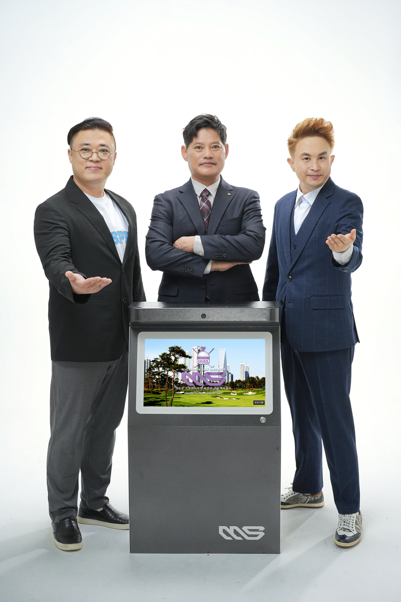 오른쪽부터 김창한 골프렌탈 대표, 이동명 MS골프 대표, 개그맨 조원석