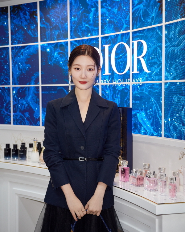 <크리스챤 디올 뷰티, 꿈의 아뜰리에 팝업 스토어> 내 디올이 제안하는 홀리데이 컬렉션 제품을 경험하고 구매할 수 있는 ‘아틀리에’ 공간에서 포즈를 취하고 있는 배우 ‘정채연’. (사진=크리스챤 디올 뷰티 제공)