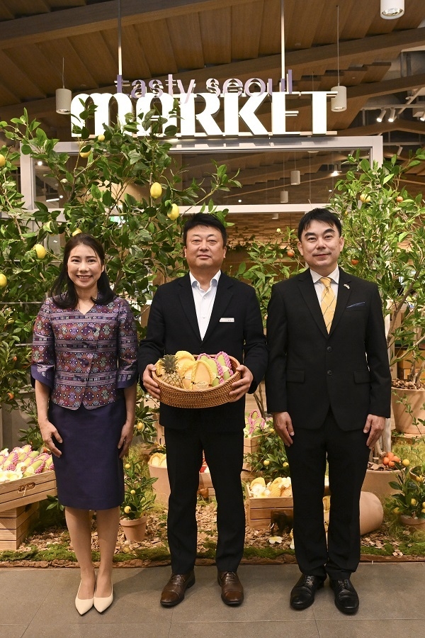왼쪽부터 차난야 판나락싸 태국상무공사, 이창현 현대백화점 수석, 반차 은용쫑짜른 공사
