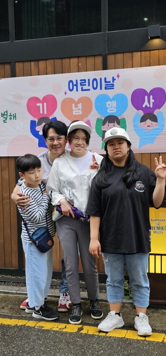 가수 리치(왼쪽에서 두 번째). (사진=경기도장애인빙상경기연맹 제공)