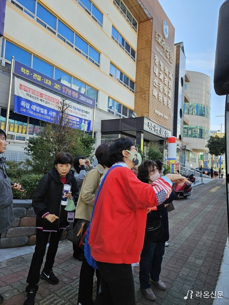 부산에서 대구로 향하는 황영웅 버스에 탑승하는 팬들. (사진=현장 취재원)