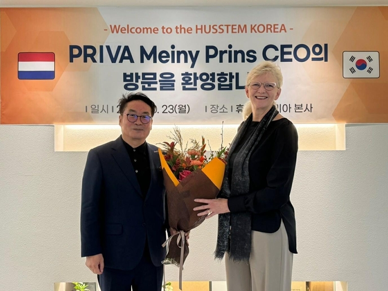 지난 10월 23일 프리바 임원진 방문이 방문해 사업에 대해 논의한 후 기념 촬영했다. 휴스템코리아 이상은 회장(좌)과 프리바 Meiny Prins CEO(우). (사진=시더스그룹 휴스템코리아 제공)