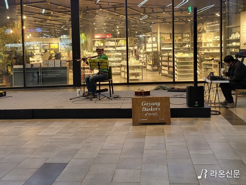 고양버스커즈가 지난 12일 일산 레이킨스몰에서 상설거리공연을 펼치고 있다. (사진=서유주 기자)