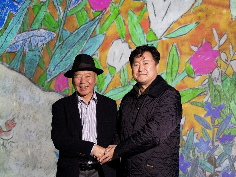 빛의 벙커 '이왈종, 중도의 섬 제주' 展을 준비 중인 이왈종 화백(왼쪽)과 박진우 티모넷 대표. (사진=티모넷 제공)