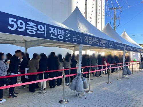 녹양역 더씨엘59 주택홍보관 입장을 기다리는 방문객들