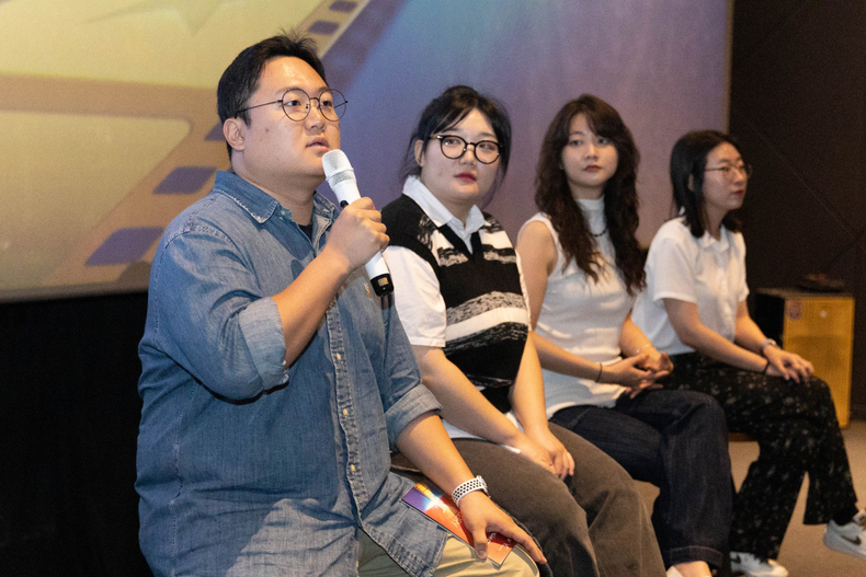 지난 15일 베트남 호치민에서 개최된 '제4회 한-베 청년꿈키움 단편영화 교류 상영회'에서 영화 '도축'의 윤도영 감독(좌측 첫번째)을 비롯한 한국 감독 3인이 베트남 관객들과 소통하고 있다. (사진=CJ문화재단 제공)
