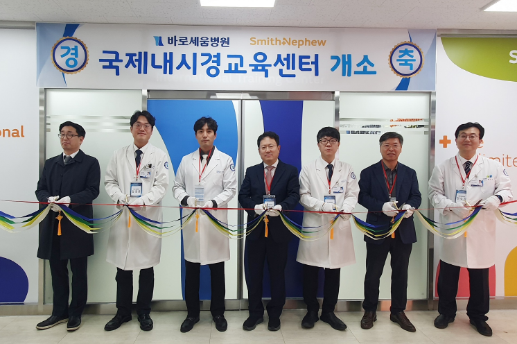 바로세움병원 척추센터 전수기 병원장(오른쪽 첫 번째)