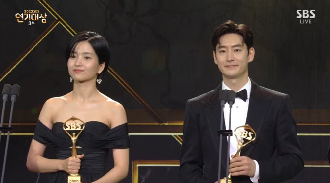 김태리(왼쪽)와 이제훈. (사진=SBS 방송화면 갈무리)