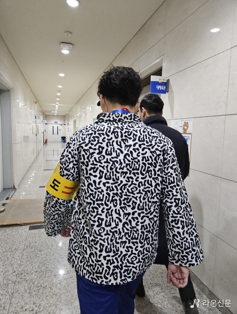 교련복 입은 황영웅. (사진=황영웅 공식 팬카페 갈무리)