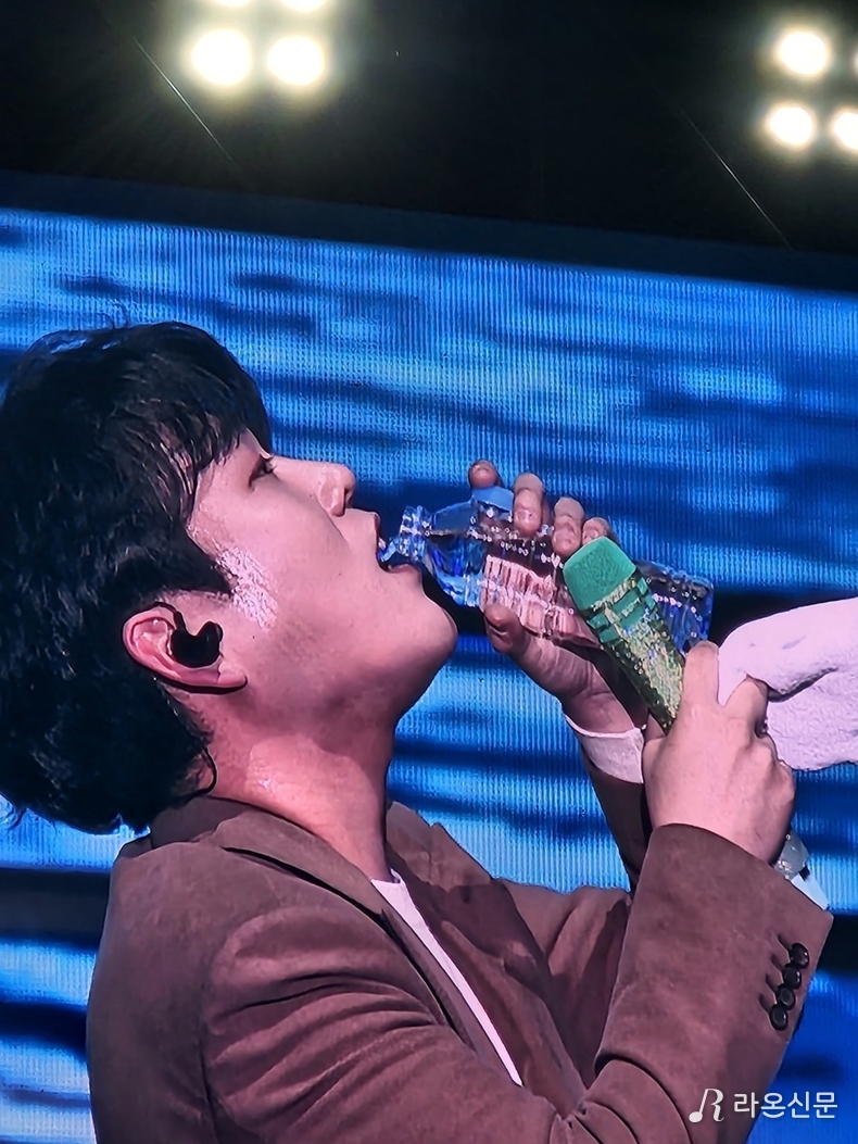 공연 중 물 마시는 모습도 섹시한 황영웅. (사진=현장 취재원)