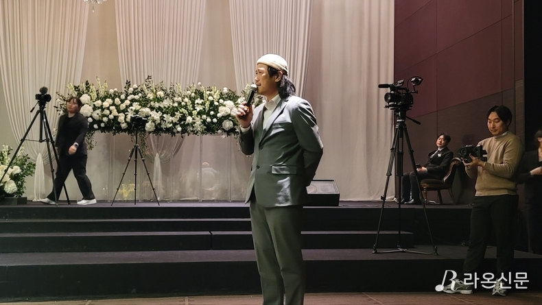 축하의 멘트 가수 육중완. (사진=현장 취재원)