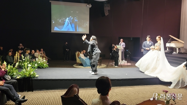 축하 퍼포먼스 진행하는 개그맨 임우일. (사진=현장 취재원)
