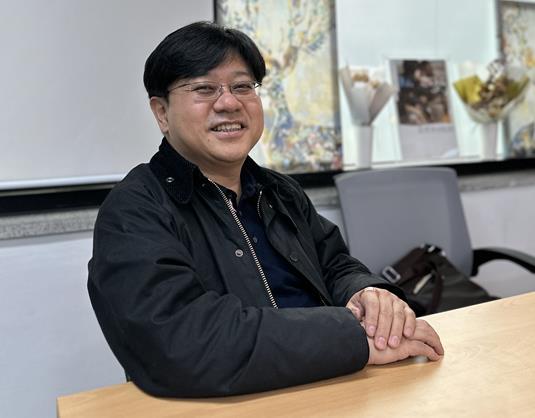 인터뷰하는 장윤현 감독/연합뉴스