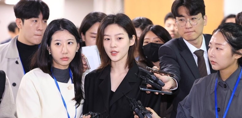  2022년 5월 음주운전을 하다 가로수와 변압기 등을 들이받은 사고를 낸 배우 김새론이 서울 서초구 서울중앙지법에서 열린 1심 선고공판에서 벌금 2천만원 선고를 받은 뒤 취재진 질문에 답하며 건물을 나서고 있다/사진=연합뉴스