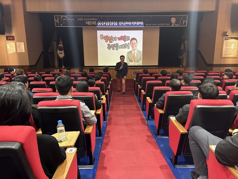 개그맨 출신인 백광 권영찬 박사가 강연하고 있다.(사진=권영찬닷컴)