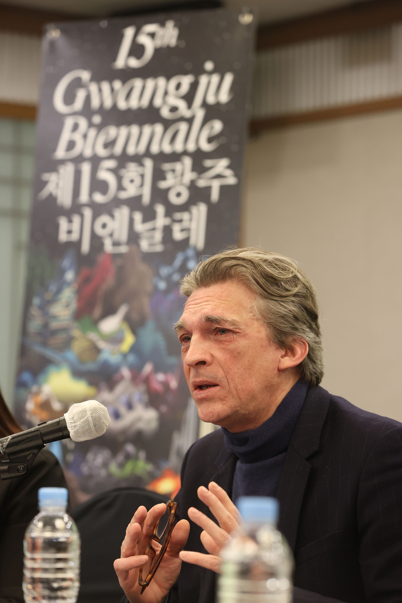 26일 기자회견에서 답변하는 니콜라 부리오 예술감독/연합뉴스