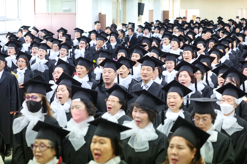 학력 인정 평생교육시설의 졸업식 모습/연합뉴스