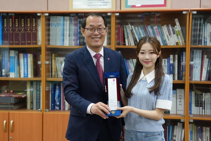 부산시 소통캠페인 홍보대사로 위촉된 후 가수 정서주 양(오른쪽)이 이준승 부산시 행정부시장과 기념 촬영한 모습/자료=부산시