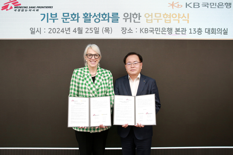 엠마 캠벨 국경없는의사회 한국 사무총장(왼쪽)과 장연수 KB국민은행 WM고객그룹 부행장이 업무협약식 후 기념사진을 촬영하고 있다.(사진=KB국민은행)
