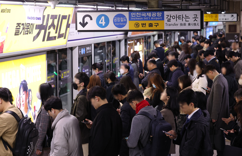 지하철 이용하는 시민들/연합뉴스