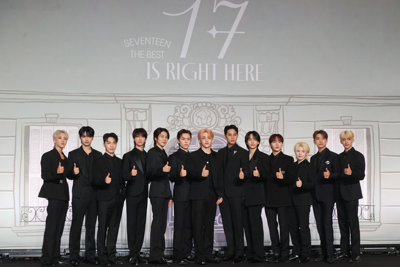 베스트 앨범 '17 IS RIGHT HERE' 발매한 세븐틴/연합뉴스