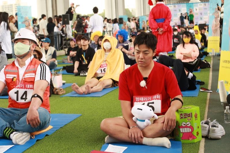 <strong>지난해 열린 한강 멍때리기 대회 참가자 모습/연합뉴스</strong>