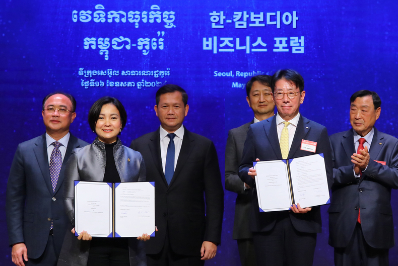 16일 서울시 중구 소재 대한상공회의소에서 열린 '국가간 QR코드 기반 지급결제시스템 구축 및 운영을 위한 업무협약식'에서 찌아 세레이 캄보디아 중앙은행 총재(왼쪽)와 이재근 KB국민은행장이 업무협약서를 들고 기념촬영을 하고 있다.