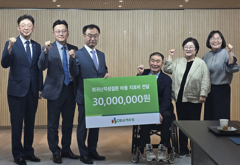 DB손해보험 박성식 부사장(왼쪽 3번째)과 한국희귀난치성질환연합회 김재학 회장(오른쪽 3번째) 및 관계자들이 희귀난치성질환 아동 치료비 전달식을 가진 후 기념촬영을 하고 있다.(사진=DB손해보험)