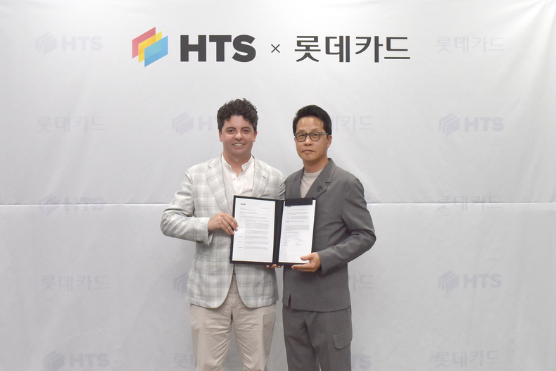 롯데카드는 17일 서울 종로구 롯데카드 본사에서 글로벌 여행 앱 호퍼 운영사 HTS와 업무협약을 체결했다. 다코타 스미스 HTS 대표(왼쪽)와 조좌진 롯데카드 대표가 업무협약 후 기념촬영을 하고 있다.(사진=롯데카드)