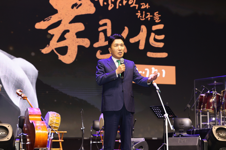 하나금융그룹은 지난 21일 서울 올림픽공원에서 그룹 관계사 직원 및 부모님에 대한 감사의 마음을 전하는 '하나 · 같이 효(孝) 콘서트'를 개최했다. 함영주 회장이 그룹 직원 및 부모님들에게 감사의 인사를 전하고 있다.(사진=하나금융그룹)