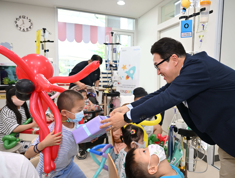 강한승 쿠팡 대표가 어린이에게 선물을 건내고 있다.(사진=쿠팡)