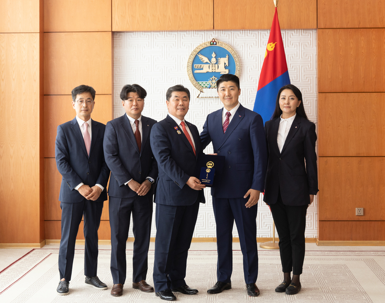 서호영 대한항공 인사전략실장(왼쪽부터), 이태웅 대한항공 울란바타르지점장, 박요한 대한항공 중국지역본부장, 오드바야르 몽골 대통령실 외교정책담당 고문, 울찌자르갈 대한항공 몽골식림사업 담당 직원이 기념사진을 찍고 있다.(사진=대한항공)