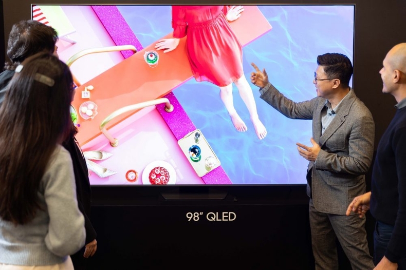 브라질 상파울루 '2024 중남미 테크세미나'에서 참석자들이 2024년형 OLED 신제품을 살펴보고 있다.(사진=삼성전자)