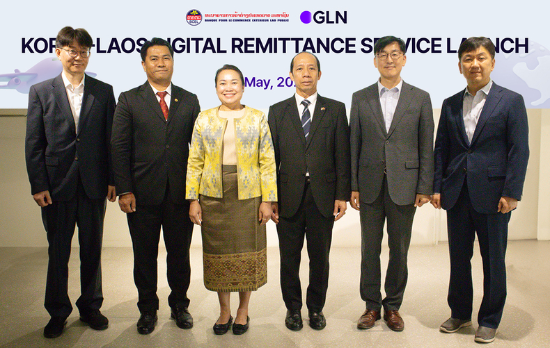 30일 서울시 역삼동 소재 GLN 인터내셔널 본사에서 진행된 행사에서 김경호 GLN 인터내셔널 대표(사진 오른쪽 두번째)와 Saysamone Chanthachack 라오스 BCEL 은행장(사진 왼쪽 세번째), Alounkone Boulommavong 라오스 대사관 공사참사관(사진 오른쪽 세번째) 등이 기념 촬영을 하고 있다..(사진=GLN인터내셔널)