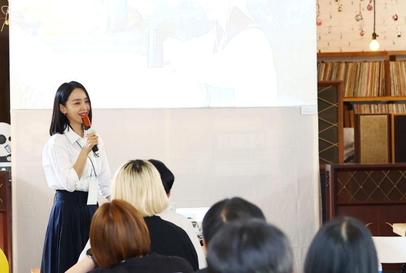 '지구여행' 사진전에서 배우 신혜선이 도슨트 행사에서 전시된 사진에 담긴 이야기를 설명하고 있다./사진=굿네이버스