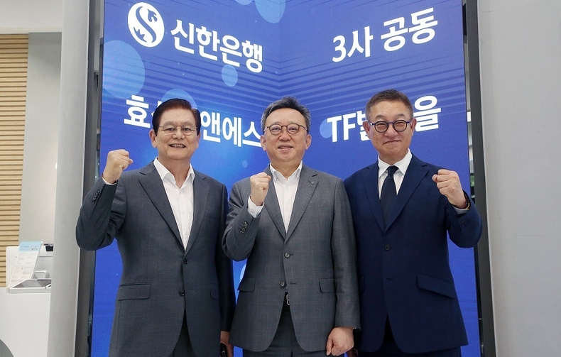지난 10일 서울시 중구 소재 신한은행 본점에서 진행된 업무협약식에서 신한은행 정상혁 은행장(가운데), 효성티엔에스 이상운 대표이사 부회장(왼쪽 첫번째), LG CNS 현신균 대표이사가 협약식 이후 기념촬영을 하고 있다.(사진=신한은행)