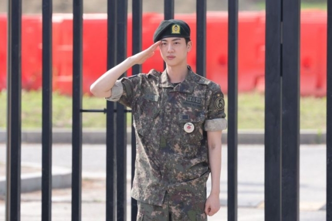 전역하는 BTS 진/사진=연합뉴스