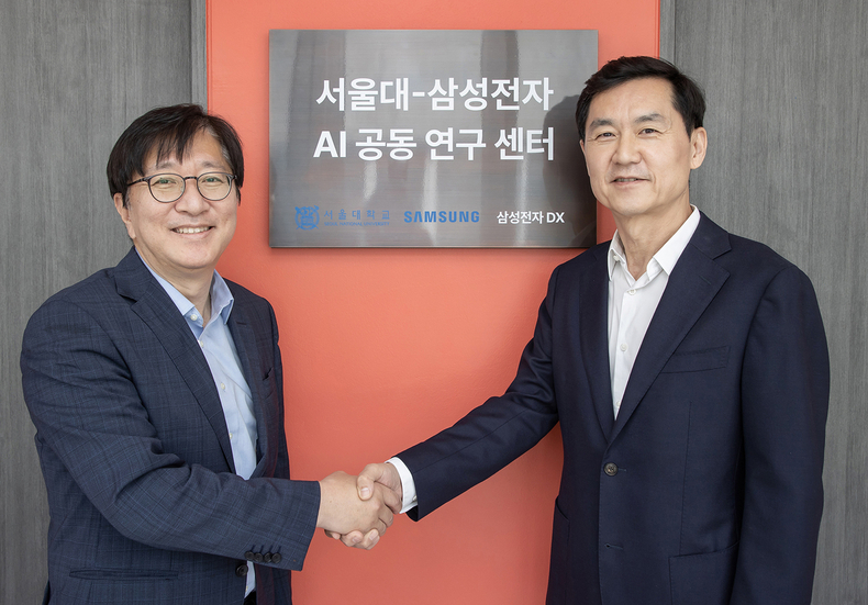 <strong>삼성전자와 서울대학교는 17일 서울 관악구 소재 서울대 글로벌공학교육센터에서 삼성전자 DX부문 CTO겸 삼성리서치장 전경훈 사장(사진 왼쪽)과 서울대 김영오 공과대학장(사진 오른쪽) 등이 참석한 가운데 'AI 공동연구센터' 설립을 위한 업무 협약을 체결했다.(사진=삼성전자)</strong>