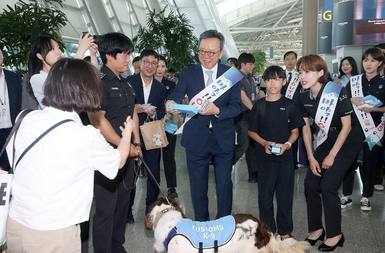 18일 인천국제공항 여객터미널 3층 출국장에서 진행된 마약퇴치 캠페인에서 정상혁 신한은행장(가운데)이 마약퇴치 홍보물품을 나줘주고 있다.(사진=신한은행)