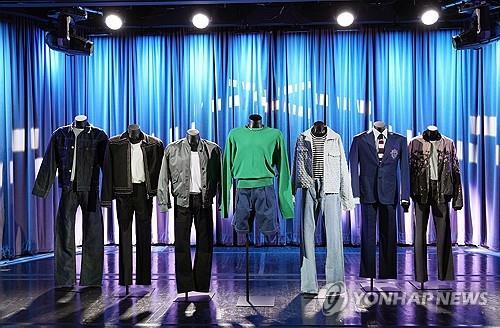 <strong>그래미 뮤지엄에 전시된 BTS가 '옛투 컴' 뮤비에서 입은 의상들</strong>