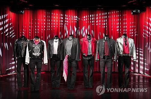 <strong>그래미 뮤지엄에 전시된 엔파이픈이 '스위트 베놈' 뮤비에서 입은 의상들</strong>
