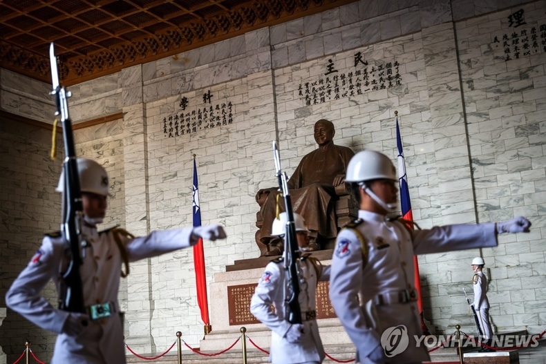 지난 5월 8일 대만 타이베이 중정기념당 내 의장대가 장제스 전 총통의 동상 앞에서 행진하는 모습