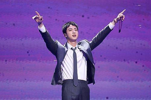 <strong>전역 다음날 팬미팅 나선 BTS 진(사진=연합뉴스)</strong>