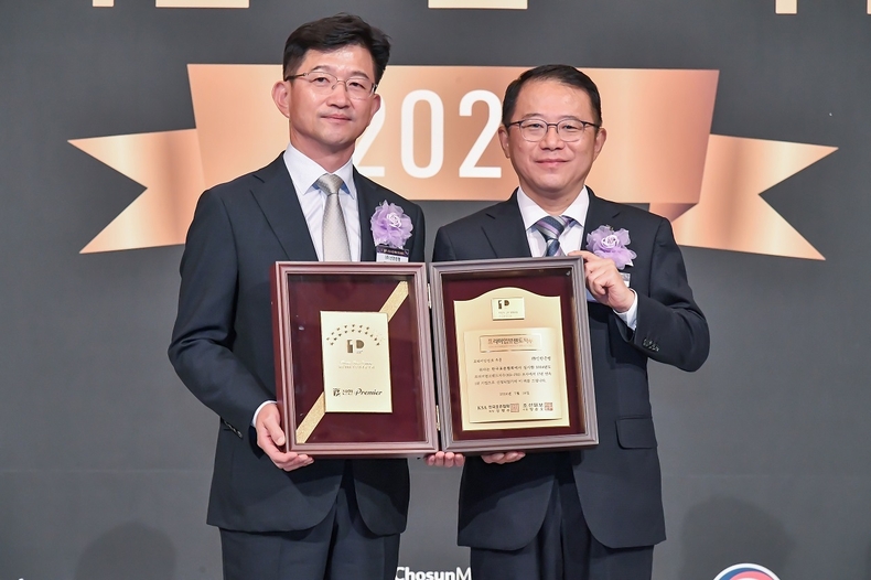 지난 18일 서울시 중구 롯데호텔에서 진행된 ‘2024 프리미엄브랜드지수(KS-PBI)’ 시상식에서 문진규 신한은행 WM추진부 본부장(왼쪽)과 강명수 한국표준협회 회장이 기념촬영을 하고 있다.(사진=신한은행)