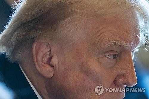 <strong>거즈붕대 뗀 트럼프 전 대통령의 오른쪽 귀</strong>