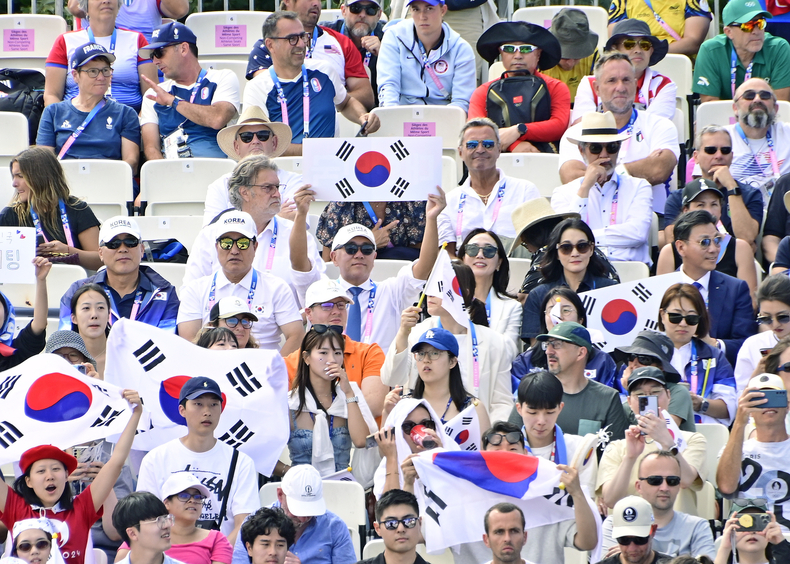 정의선 현대자동차그룹 회장이 태극기를 들고 한국 양궁 대표팀을 응원하고 있다.(사진=대한양궁협회)
